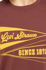 Remera marrón de corte clásico con cuello redondo y estampado amarillo en el frente con el logo de Levi's y la leyenda 'Since 1873'.