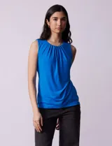 Blusa sin mangas color amarillo, con cuello redondo con frunces delanteros y abertura con botón en la espalda.
