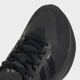 Championes de running Adidas modelo Ultrarun 5, completamente negros, con parte superior de malla, amortiguación Cloudfoam y entresuela Bounce 2.0. Cuentan con suela Adiwear de alta durabilidad y están fabricados con materiales reciclados.