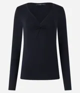 Blusa negra de viscosa con escote en V torcido y mangas largas.