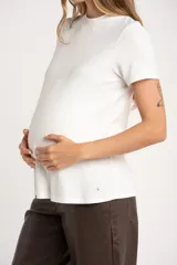 Remera negra de viscosa con elastano, corte ajustado y mangas cortas.