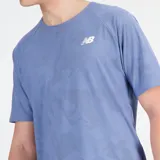 Remera de running New Balance Q Speed Jacquard, color celeste con estampado geométrico. Confeccionada en poliéster y elastano, con tecnología NB ICEx de secado rápido.