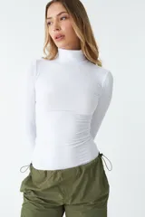 Polera de cuello alto color borgoña, de corte ajustado y mangas largas.