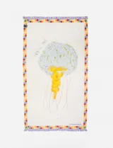 Pareo rectangular de algodón con estampado de una medusa en tonos celeste y amarillo, bordeado con un diseño de cuadrados de colores y flecos lilas.