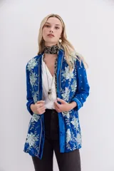 Saco azul eléctrico de viscosa con terminaciones en velvet, bordados de lentejuelas e hilo de lurex, y forro de jacquard.
