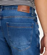 Pantalón de jean de corte recto color azul.