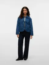 Campera de denim azul con cuello tipo spread collar, bolsillos delanteros, forro completo y acolchado ligero. Confeccionada en tejido sastrero twill con 80% algodón y 20% poliéster, presenta un acabado enzyme wash para una textura más suave y un efecto stonewash que aporta un look desgastado y vintage.