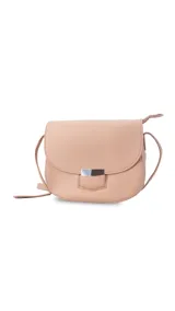 Bandolera pequeña de símil cuero color azul marino, con tapa curva y cierre metálico rectangular plateado. Incluye correa ajustable fina.