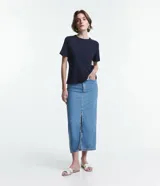 Remera verde esmeralda de algodón, con cuello redondo y mangas cortas.