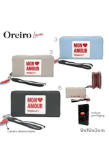 Billetera negra con cierre de cremallera, detalle de parche blanco con la inscripción 'Mon Amour' en rojo y dije de labios.