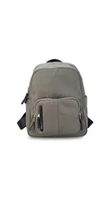 Mochila negra de nylon con cierre principal y dos bolsillos frontales con cierre.