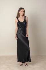 Vestido largo negro de satén con breteles finos y escote en V.