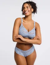 Panty brasileña de encaje color violeta.