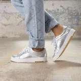 Zapatillas deportivas acordonadas, 100% cuero vacuno, tanto en su exterior como en su interior. Suela de goma de excelente calidad, con altura de 2cm en la parte delantera y 3cm en la parte trasera.