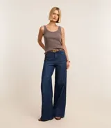 Musculosa gris con escote redondo.