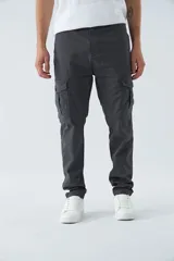 Pantalón cargo slim fit color gris oscuro, con cierre de botón y cremallera, trabillas para cinturón y bolsillos cargo con botones.