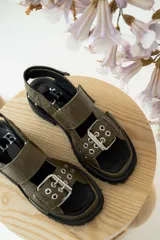 Sandalias de cuero color verde oliva con suela track y hebillas plateadas.