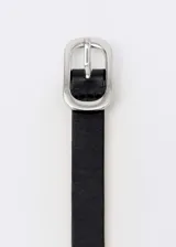 Cinturón fino de cuero negro con hebilla plateada rectangular.