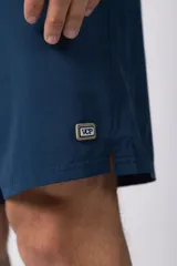 Short de baño azul marino con cordón blanco en la cintura y logo de la marca en la pierna derecha.