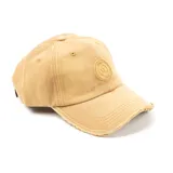 Gorra de gabardina color beige con visera curva y detalle de roturas.