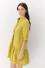 Vestido blanco de lino con cuello mao, manga corta y corte evasé.