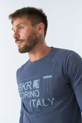 Remera negra de manga larga con estampado frontal con la inscripción "BKR TORINO ITALY" en gris.