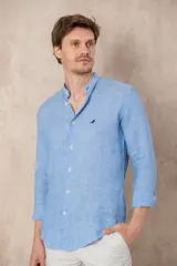 Camisa celeste de lino con cuello mao, corte slim fit y manga larga.