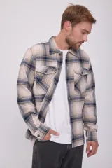 Sobrecamisa de hombre a cuadros color crema, azul y verde, de manga larga y cuello de camisa. Cierre con botones y corte cómodo.