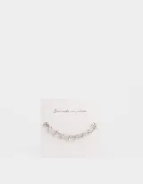 Pulsera plateada con eslabones tipo clip y esferas.