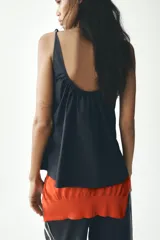 Top azul de popelín con escote redondo, tirantes finos con lazadas y detalle de pliegues.