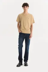 Pantalón de jean azul oscuro, corte slim, tiro bajo y confección stretch.