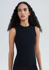 Musculosa negra de tela acanalada, con cuello redondo y sisas anchas.