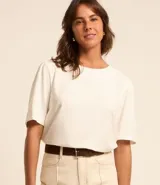 Blusa color crema confeccionada en viscolino, con cuello redondo y mangas cortas abullonadas.