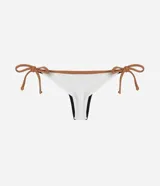 Bombacha de bikini color crudo con borde marrón, corte cavado y tiras laterales para atar.