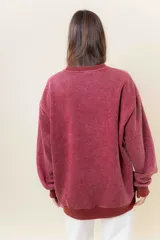 Sweater de mujer color lila con efecto lavado vintage, de calce oversize, cuello redondo y terminaciones acanaladas.
