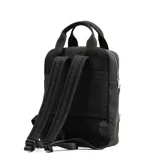 Mochila negra de cuero sintético con diseño acolchado vertical, doble asa de mano y correas regulables. Tiene dos bolsillos externos con cierre, un compartimento principal con cierre, un bolsillo interno con cierre y dos bolsillos internos abiertos.