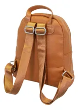 Mochila verde con textura símil cuero, cierre superior y bolsillo frontal con cierre.