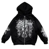 Campera negra con capucha y cierre frontal, con estampado de calavera, alas y texto "Hell Bent" en color plateado.