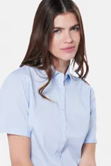 Camisa entallada de manga corta con rayas verticales celestes y blancas.