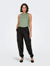 Pantalón cargo negro de cuero sintético, tiro medio, con cintura y ruedos elastizados y bolsillos laterales.