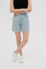 Bermuda de jean celeste, de corte recto y calce alto.