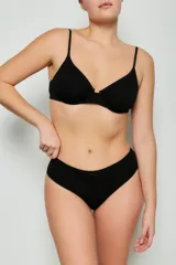 Conjunto de ropa interior negro, compuesto por un corpiño con aro y breteles finos regulables, y una bombacha clásica de algodón.