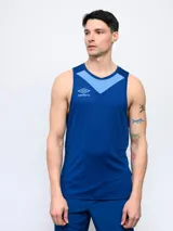 Musculosa de entrenamiento Umbro negra con cuello y sisas en gris. Logo de la marca estampado en el pecho.