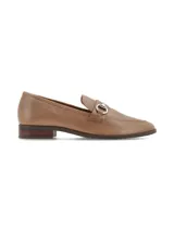 Zapato mocasín de cuero charol negro con detalle de hebilla plateada.