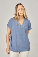 Remerón color chocolate con lurex, escote en V y mangas cortas.