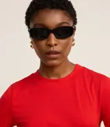 Remera de ribana color rojo, con mangas cortas y cuello redondo ajustado.