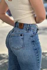 Pantalón jean culotte de tiro alto, color celeste, con botón y cierre frontal, bolsillos delanteros y traseros, y terminación desflecada.