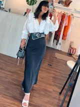 Falda larga negra de seda.