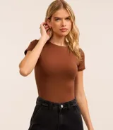 Body femenino de manga corta, color rojo vibrante, con cuello redondo y ajuste ceñido al cuerpo.