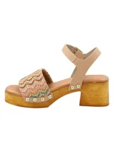 Sandalias con plataforma de madera y capellada tejida multicolor.